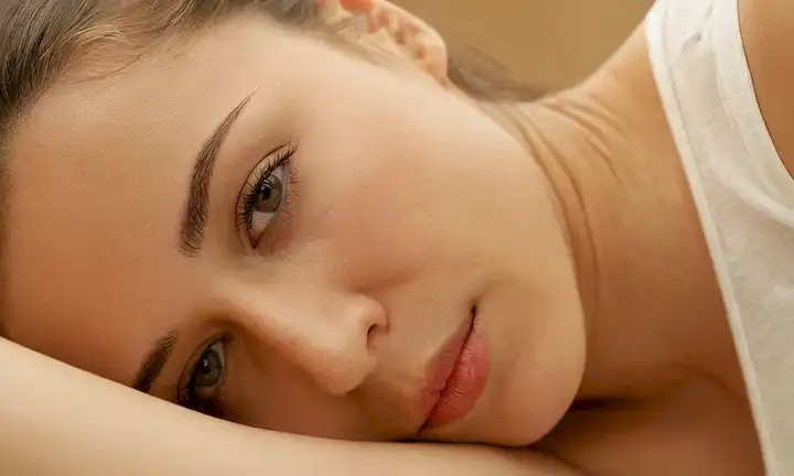 He aquí una línea de frases cortas en inglés para describir lo que la imagen de portada del artículo Relajación pélvica y respiración profunda de A qué Edad Comenzar a Cuidar Suelo Pélvico - Riesgos y Consejos para una Salud Intima debe representar: Enfoque suave, figura femenina, curvas suaves, pose relajada, ojos cerrados, respiración suave, ambiente calmante, entorno tranquilo, iluminación natural