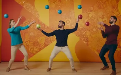 Un grupo de personas jugando con bolas de malabarismo