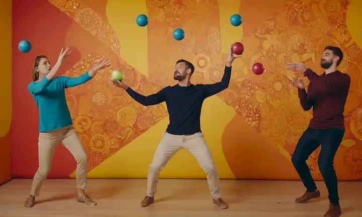 Un grupo de personas jugando con bolas de malabarismo