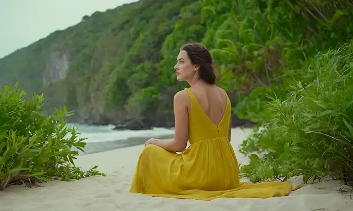 Una mujer sentada en una playa