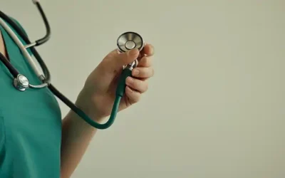 Las enfermeras sostienen un estetoscopio