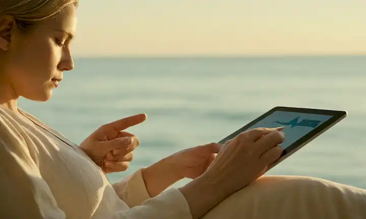 Aquí hay una línea de frases cortas que describen la imagen de la cubierta: Una persona con un fondo calmante, iluminación suave, expresión de alivio, manos conteniendo una tableta, reducción de la inflamación visualizada como ondas claras, reductoras del dolor o ondas que emanan del cuerpo, colores calmantes, texturas sutiles, y un sentido de tranquilidad