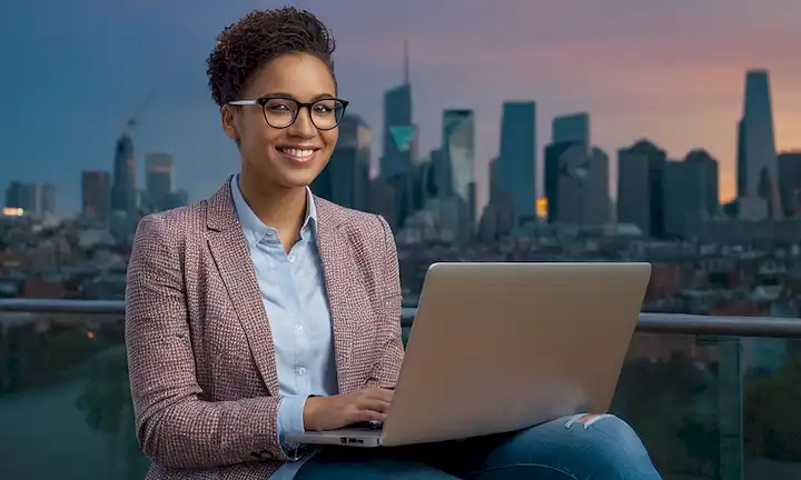 Aquí hay una línea de frases cortas que describen lo que la imagen de la cubierta podría representar: Un joven profesional de pie con confianza frente a un paisaje urbano
