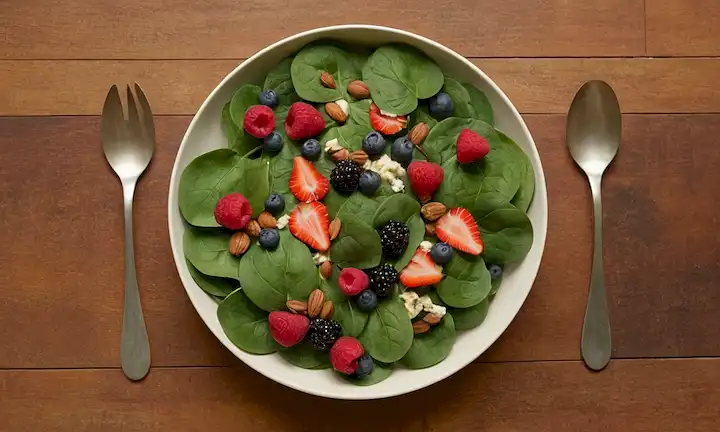 Una mujer de los músculos del suelo pélvico se fortalece a través de varias combinaciones de alimentos, como bayas y ensalada de espinacas, con un fondo de tonos terrenales y texturas naturales, con frutas, verduras, granos enteros y nueces, rodeado de suaves curvas y formas orgánicas, evocando sentimientos de nutrición y apoyo