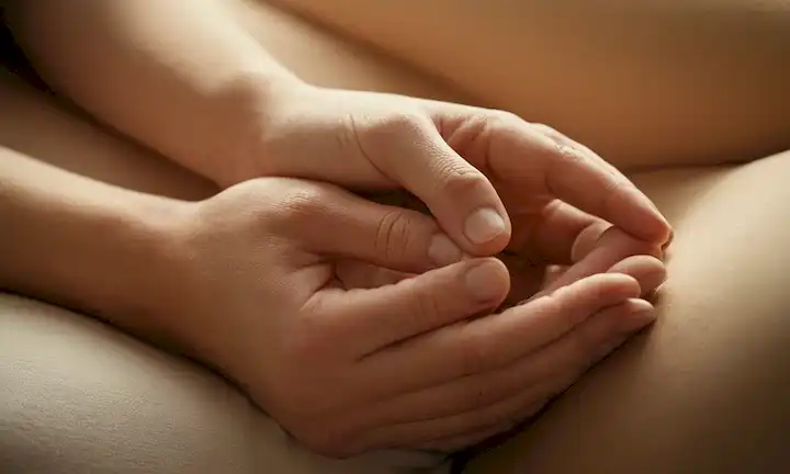Enfoque suave, iluminación suave, región pélvica, manos antojos, toque relajante, atmósfera calmante, colores naturales, tonos cálidos, sombras sutiles
