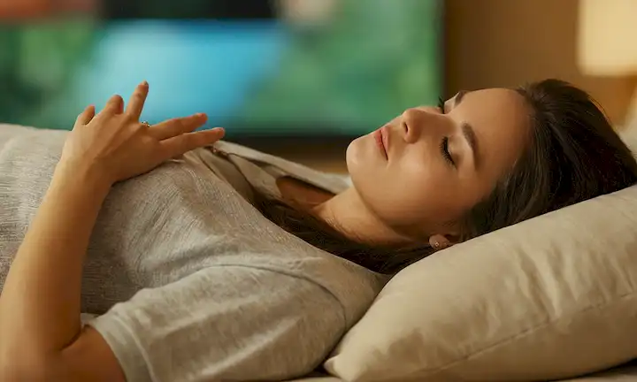 Aquí hay una descripción de lo que la imagen de la cubierta podría representar: Una persona acostada en una cama o sofá con una expresión pacífica, rodeada de colores calmantes y suave luz, con ropa cómoda, sujetando una correa magnética en su mano, con suaves wisps de vapor que se levantan alrededor de ellos